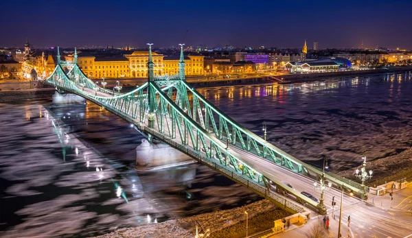 Ice flowing on river Danube in Budapest, Hungary — Stock Photo, Image