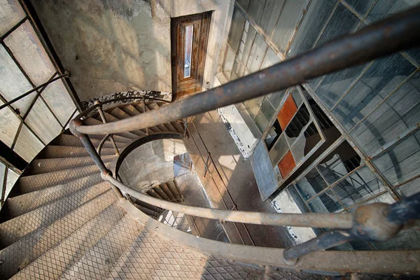 Merdiven gidiş yolu aşağı — Stok fotoğraf