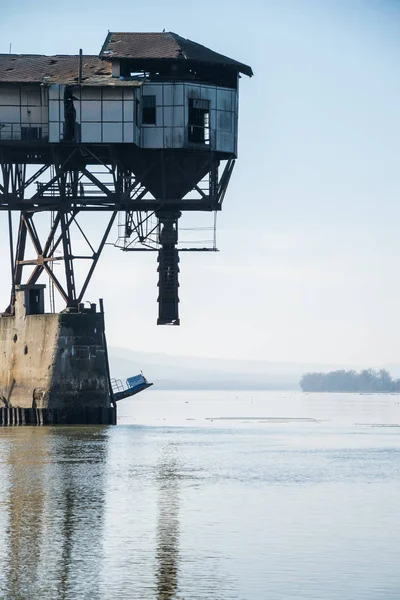 Bangunan transportasi batubara di sungai Danube — Stok Foto