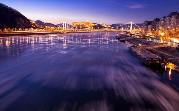 Hielo que fluye sobre el río Danubio en Budapest, Hungría —  Fotos de Stock