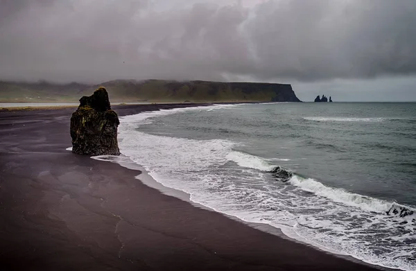 Rocas de Dyrholaey en Islandia — Foto de Stock