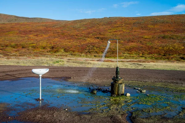 Chuveiro ao ar livre funciona durante todo o ano com água geotérmica na Islândia — Fotografia de Stock