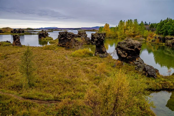 Скальные образования на озере Миватн в Исландии — стоковое фото