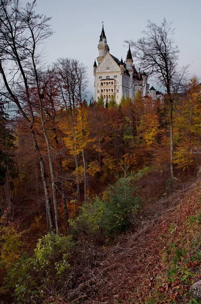 Замок Нойшванштайн близ Мюнхена в Германии осенним днем — стоковое фото
