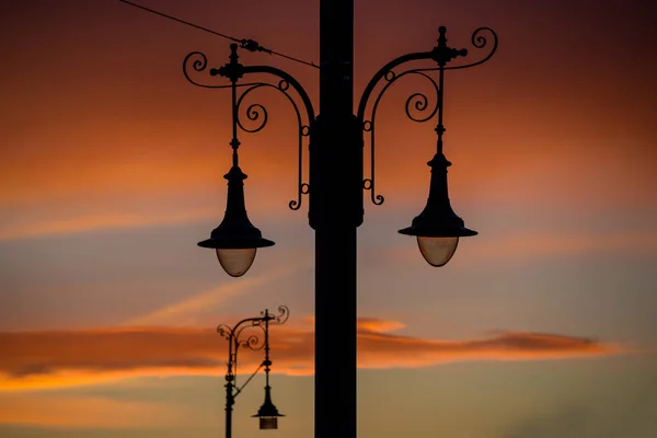 Уличное освещение на закате — стоковое фото