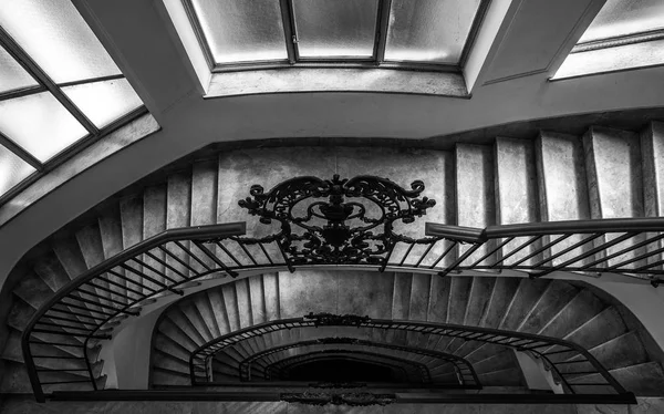 Escalier en colimaçon descendant — Photo