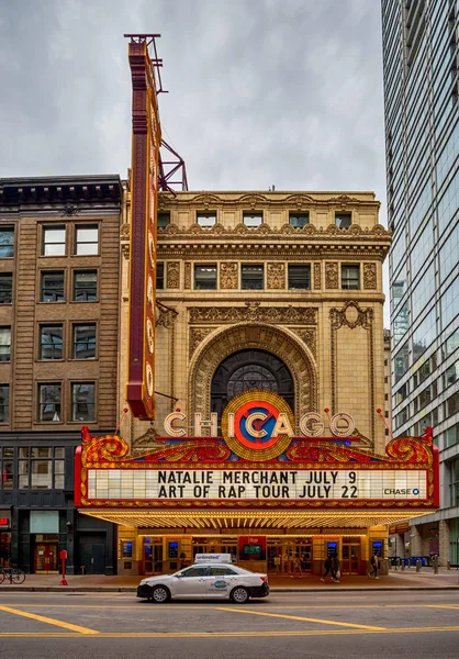 CHICAGO, ILLINOIS - JULY 04: The Chicago Theater Opened in 1921, — Stock Photo, Image