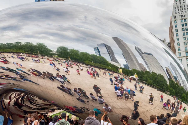 CHICAGO - JULY 4 2017: Cloud Gate in Millennium Park in Chicago. — Stock Photo, Image