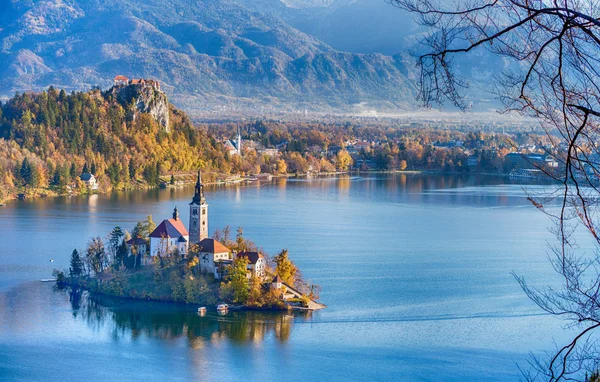 Ilha com uma igreja em Bled, Eslovênia — Fotografia de Stock