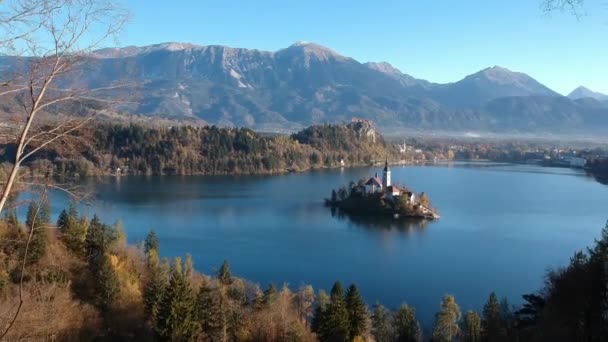 Lake Bled en de kerk in Slovenië — Stockvideo