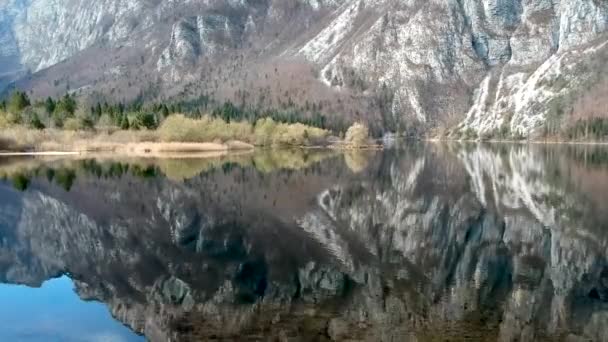 Lago Bohinj em Julian Alps, Parque Nacional Triglav na Eslovénia — Vídeo de Stock