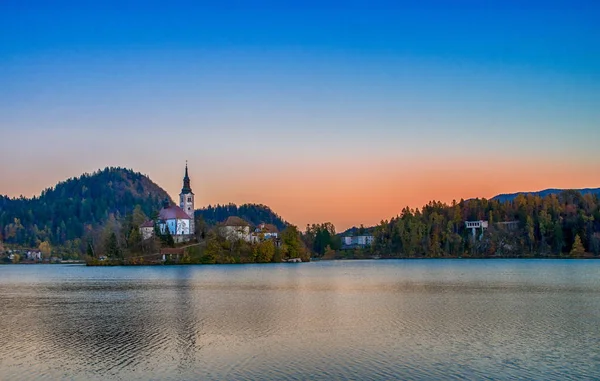 Lago Bled y la iglesia en Eslovenia por la noche —  Fotos de Stock