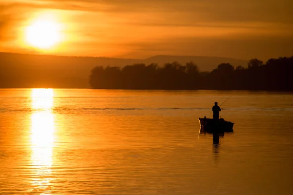 Pesca en un barco al atardecer — Foto de Stock