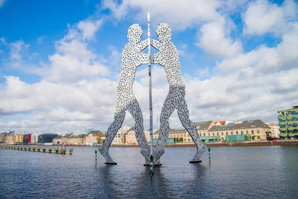 BERLIM - OUTUBRO 22, 2017: Molecul Man sculpture in Berlin, Alemanha — Fotografia de Stock