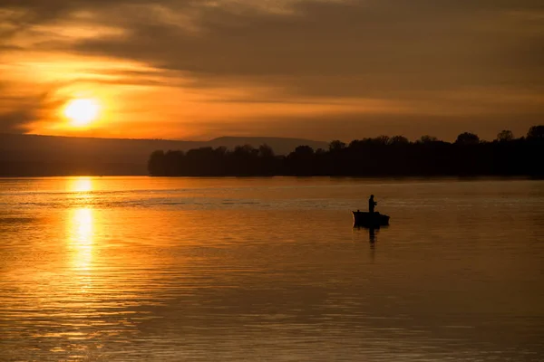 Pesca en un barco al atardecer — Foto de Stock