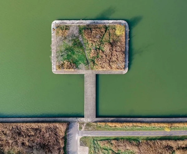 Vista aérea de uma ilha artificial em um lago — Fotografia de Stock