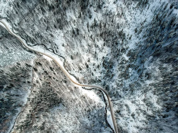 Vista aérea de uma estrada em inverno — Fotografia de Stock