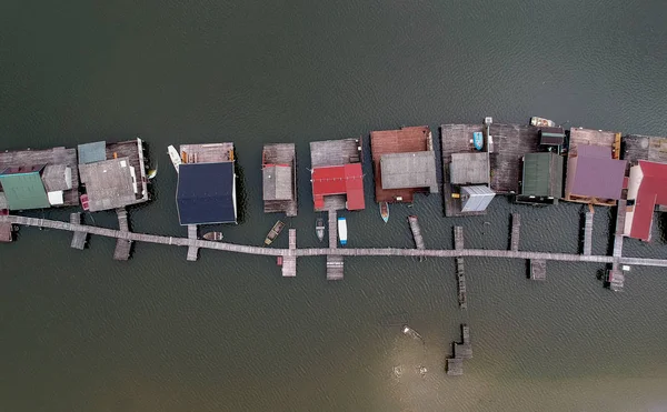Widok z lotu ptaka budynków połowów na jeziorze — Zdjęcie stockowe
