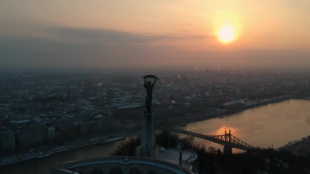 Freiheitsstatue bei Sonnenaufgang, in Budapest, Ungarn — Stockvideo
