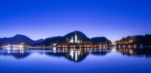 Il lago di Bled e la chiesa in Slovenia — Foto Stock