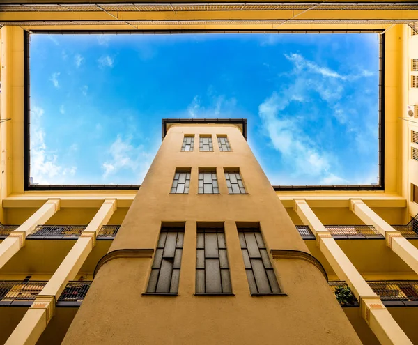 Žlutá budova a modrá obloha — Stock fotografie