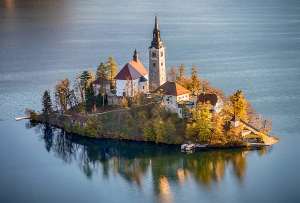 Île avec une église à Bled — Photo