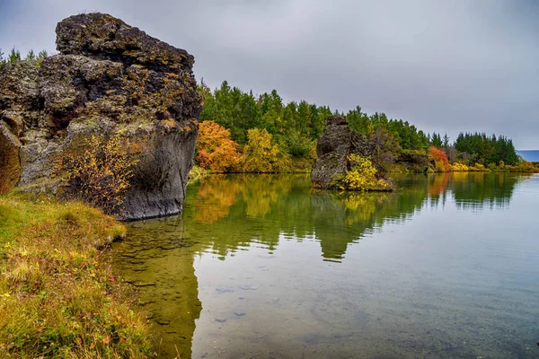 Formaciones rocosas en el lago Myvatn — Foto de Stock