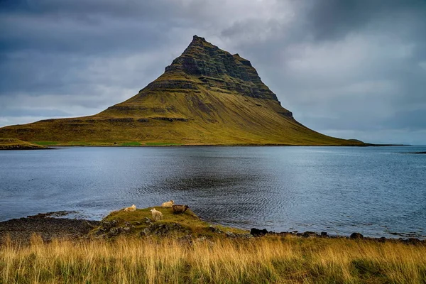 Kirkjufell en Islandia — Foto de Stock