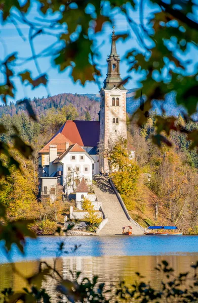 Île avec une église à Bled — Photo