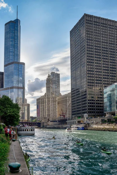 Nyári kajakosok a Chicago-folyó — Stock Fotó