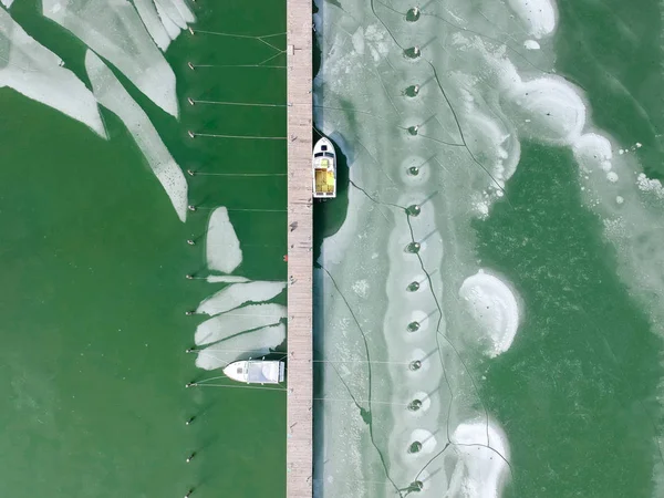 Човни заморожені у воді на озері Балатон, Угорщина — стокове фото