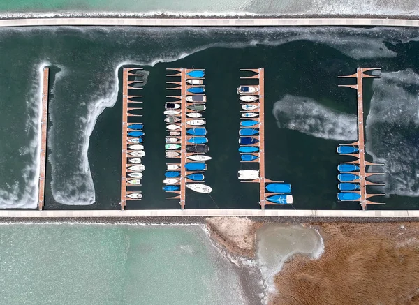 Bateaux gelés dans l'eau sur le lac Balaton, Hongrie — Photo