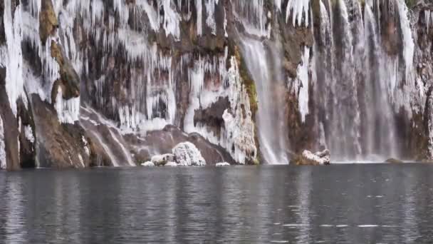 Gefrorene Wasserfälle im Plitvicer Nationalpark, Kroatien — Stockvideo