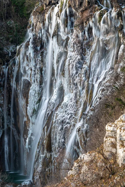 Замороженные водопады в Плитвицком национальном парке, Хорватия — стоковое фото