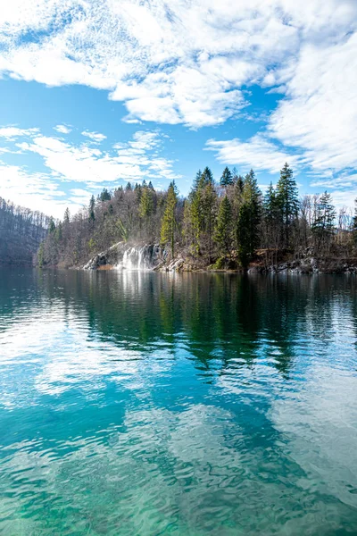 Gefrorene Wasserfälle im Plitvicer Nationalpark, Kroatien — Stockfoto