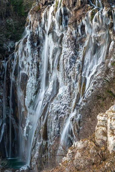 Cascadas congeladas en el Parque Nacional de Plitvice, Croacia — Foto de Stock