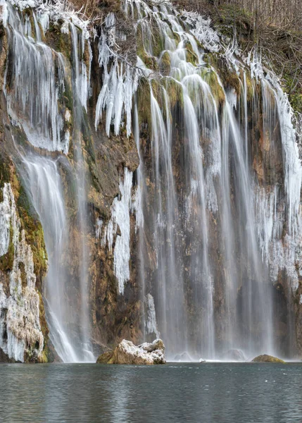 Cachoeiras congeladas em Plitvice National Park, Croácia — Fotografia de Stock