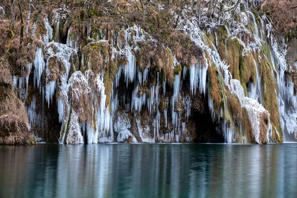 Fagyasztott vízesések a Plitvicei Nemzeti Parkban, Horvátország — Stock Fotó