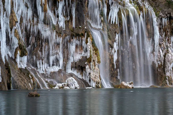 Cascades gelées dans le parc national de Plitvice, Croatie — Photo