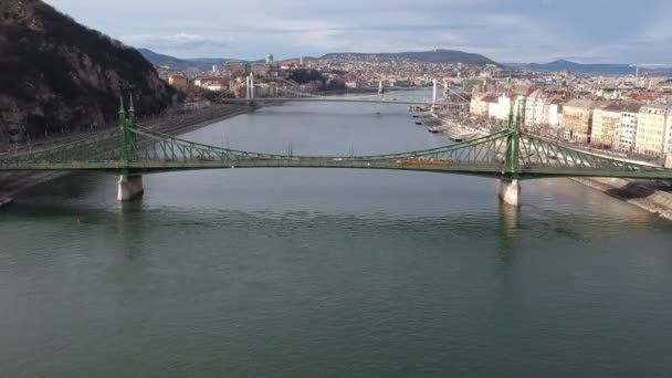 Flygfoto över Liberty Bridge Budapest, Ungern — Stockvideo