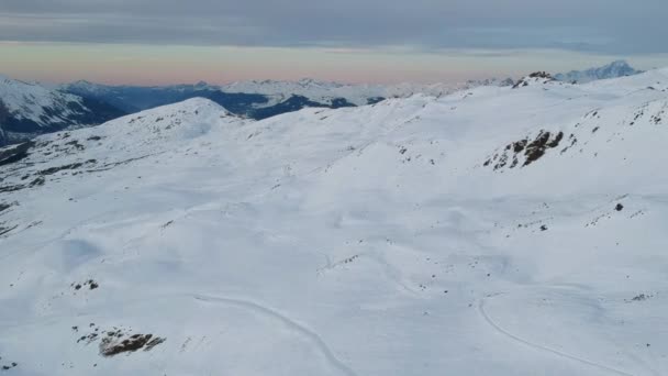 Αεροφωτογραφία του Les Trois Vallees στις Γαλλικές Άλπεις, Γαλλία — Αρχείο Βίντεο