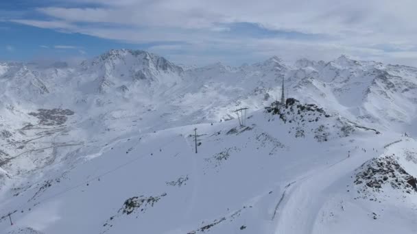 Uitzicht vanuit de lucht op Les Trois Vallees in de Franse Alpen, Frankrijk — Stockvideo