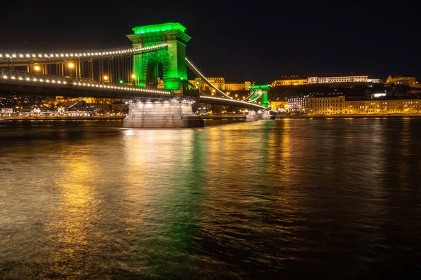 Chain Bridge with green lights on St. Patricks day in Budapest — Stock fotografie