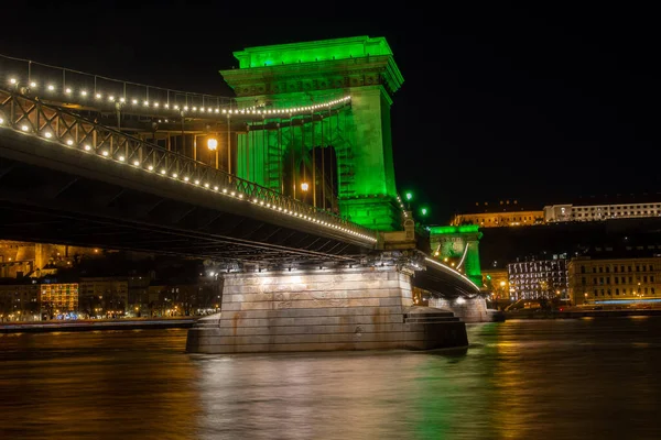 Chain Bridge with green lights on St. Patricks day in Budapest — Stok fotoğraf