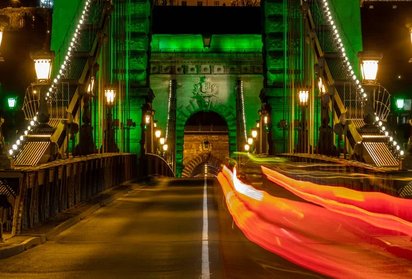 Chain Bridge with green lights on St. Patricks day in Budapest — Stock Photo, Image