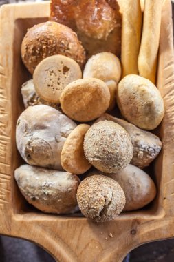 Güney Tyrol 'da bir dağ kulübesinde ekmek rulosu ile nefis bir sepet.