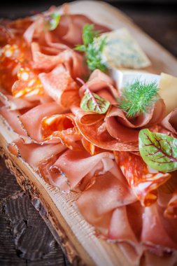 Sosisli ve jambonlu kırsal tabak. 