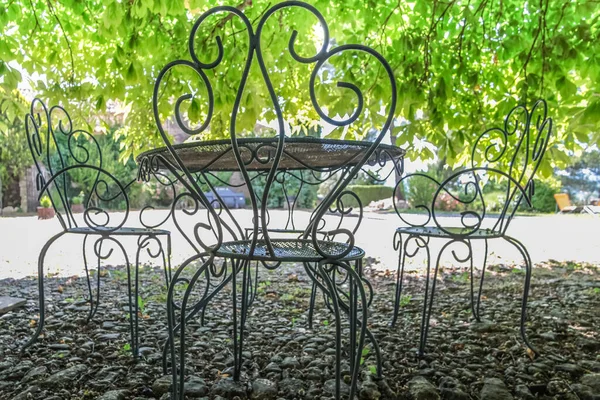 프랑스 프로방스 마을의 그늘에서 의자들이 옹기종기 — 스톡 사진