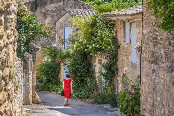 フランス プロヴァンス州オプピード ヴィューの旧市街に赤いドレスを着た女性 — ストック写真