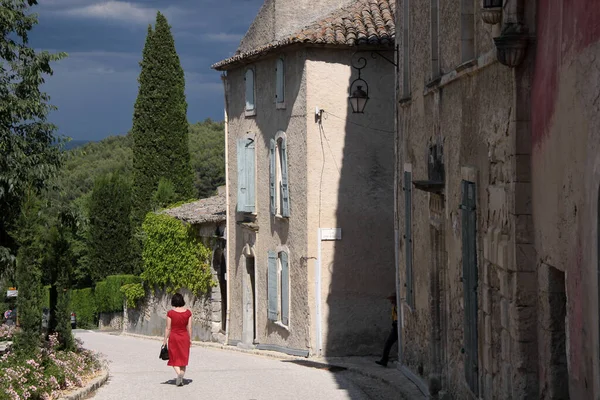 フランス プロヴァンス州オプピード ヴィューの旧市街に赤いドレスを着た女性 — ストック写真